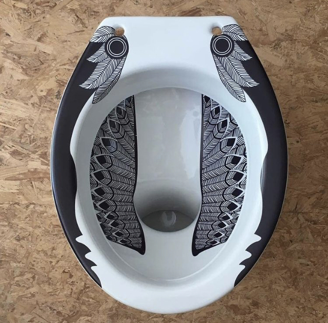 Staand toilet met een getatoeëerde vleugel vleugel door TATTOOtoilet, Esther Derkx