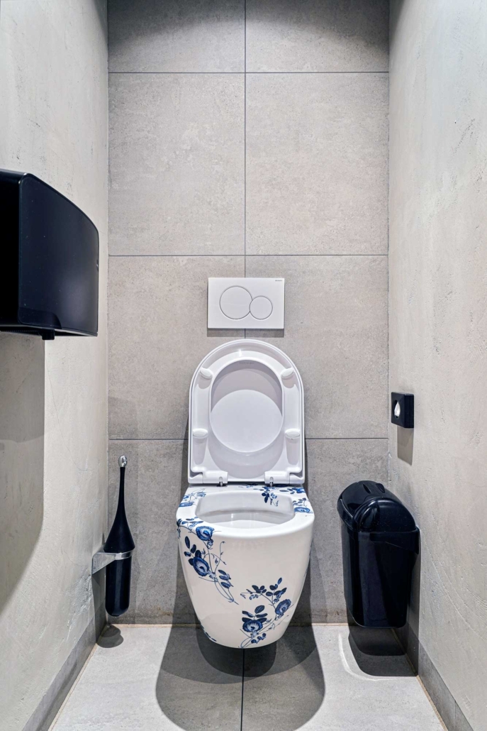 Design toilet met een Delftsblauw bloemendesign in eetcafé de Likkepot in Rosmalen. Foto: Studio Bliek