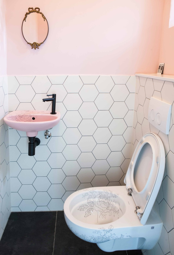 Toilet en toiletfontein met exploding flower design van Esther Derkx