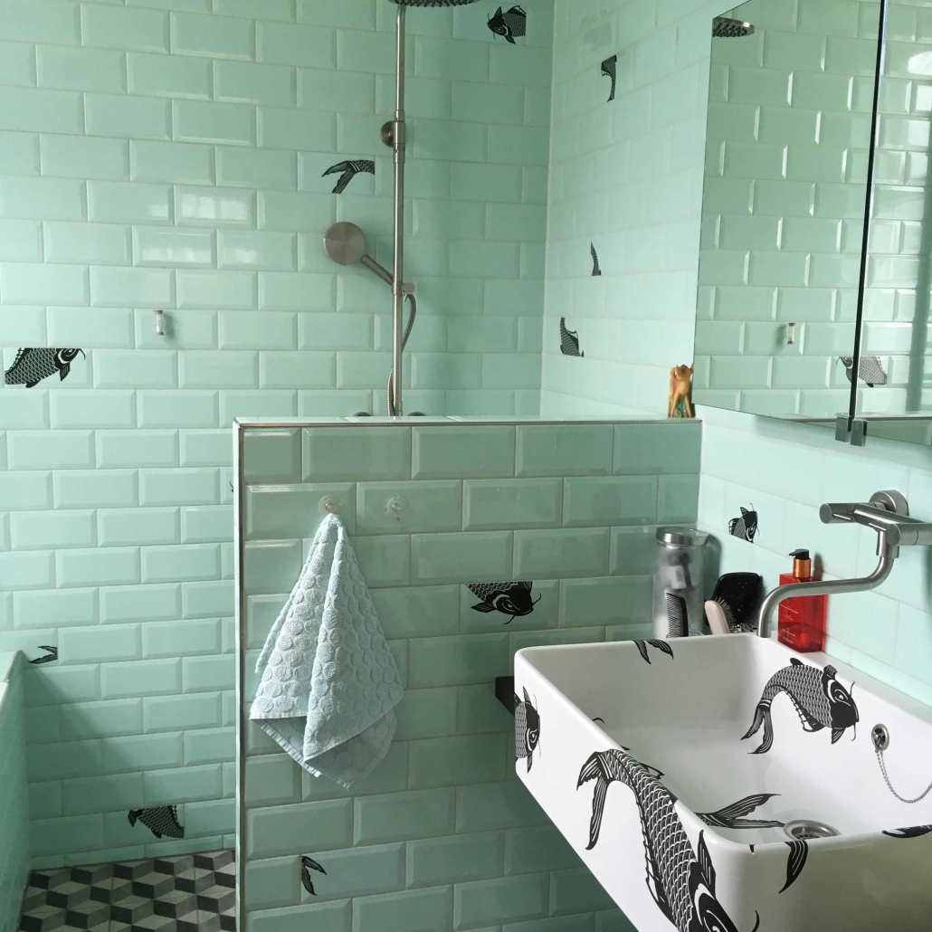 Badkamer met wastafel en koikarper design door TATTOOtoilet - Esther Derkx