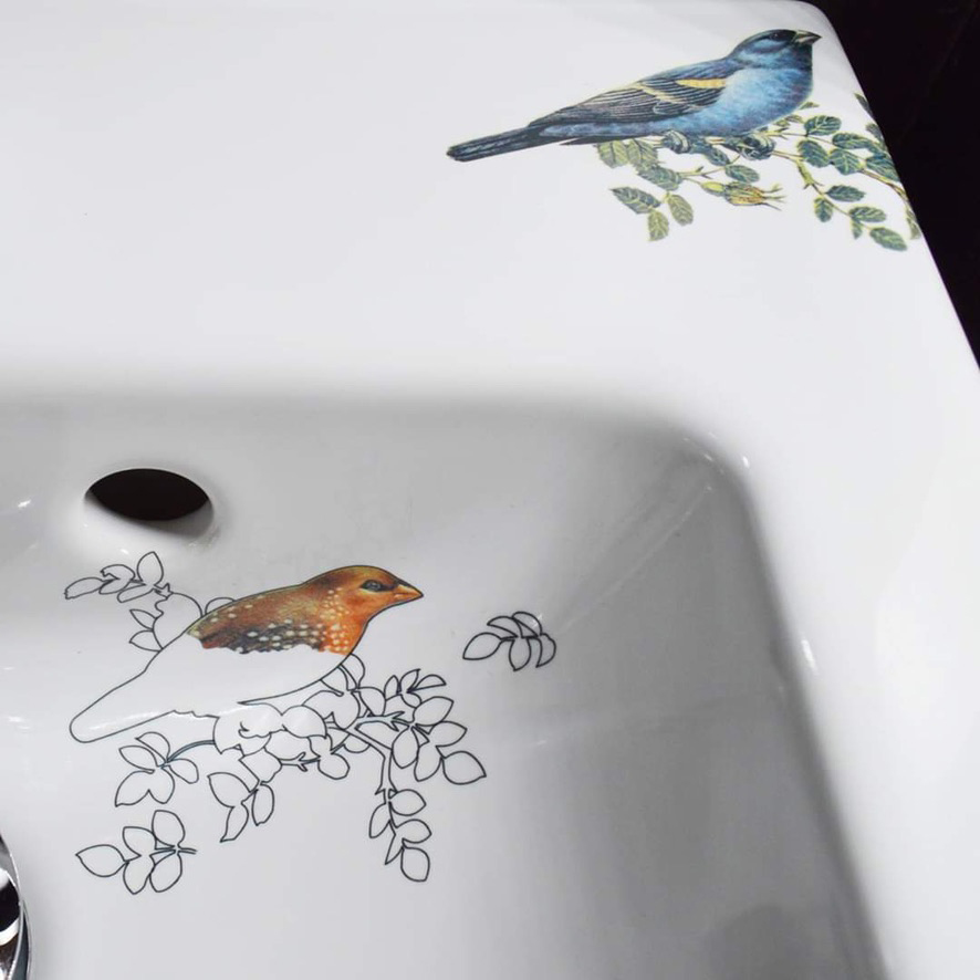 Fragment van een wastafel met vogeltjes design van TATTOOtoilet-Esther Derkx