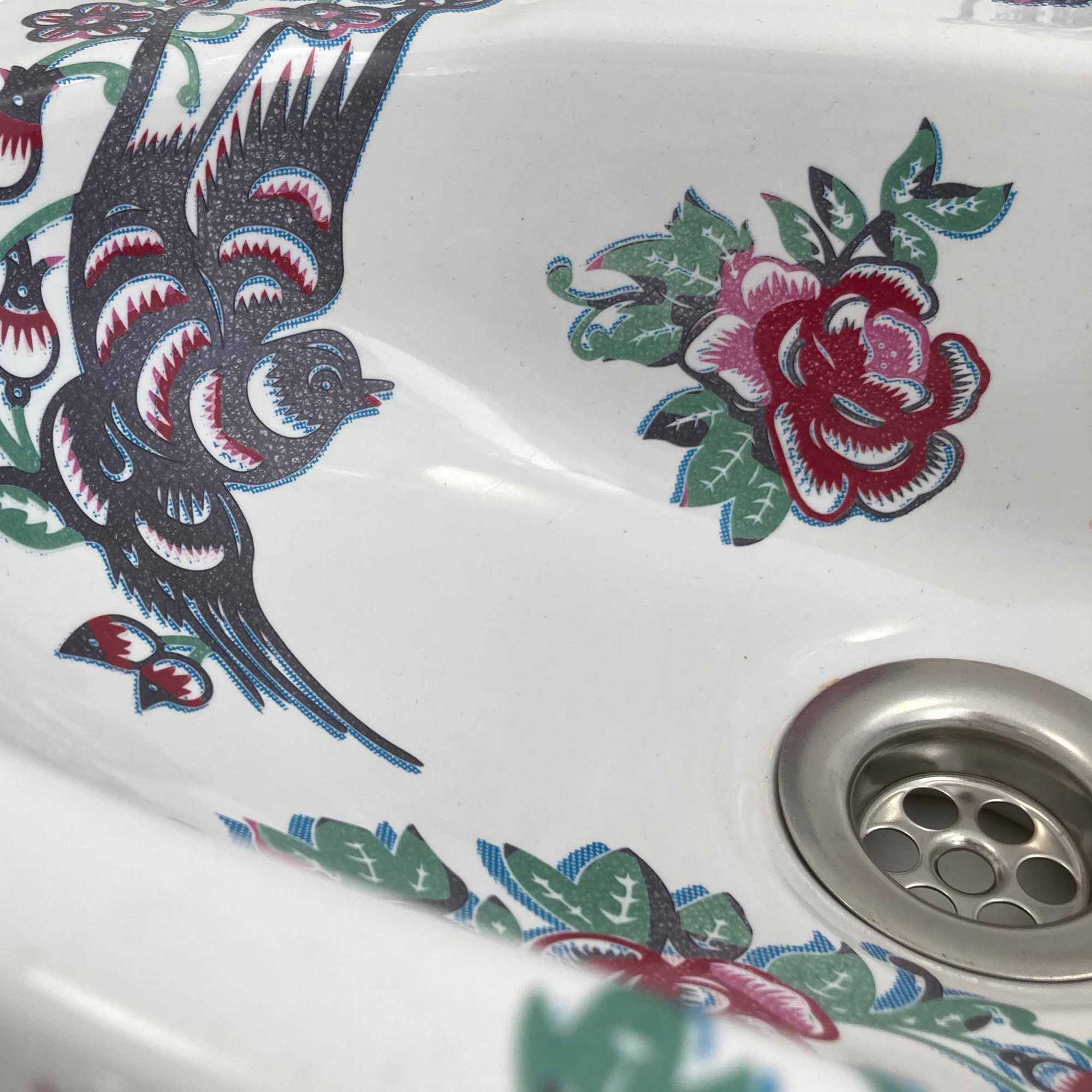 Toiletfontein met vogels en rozen geinspireerd op tatoeages
