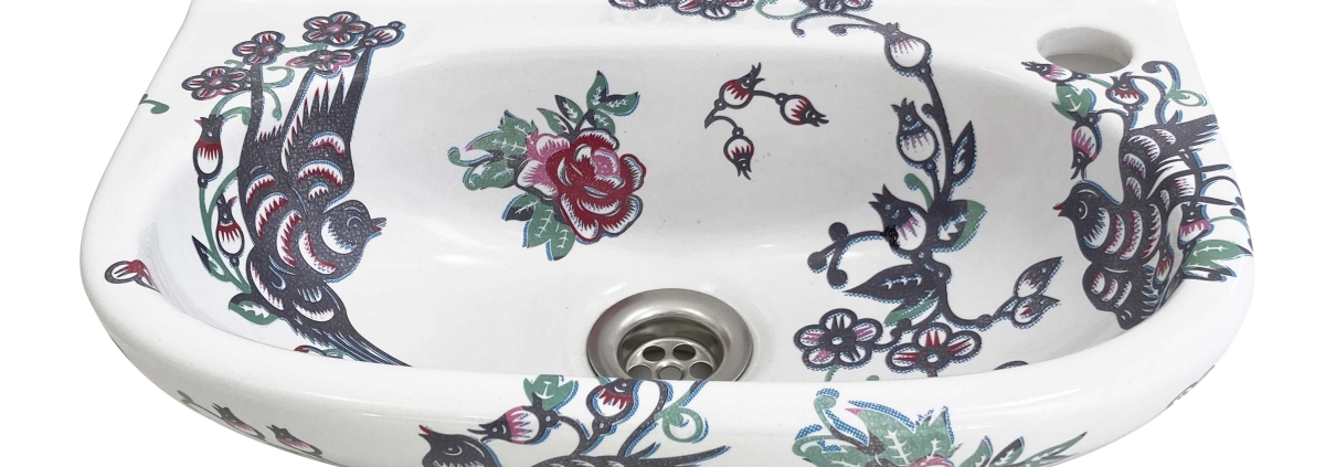 Toiletfontein met vogels en rozen geinspireerd op tatoeages