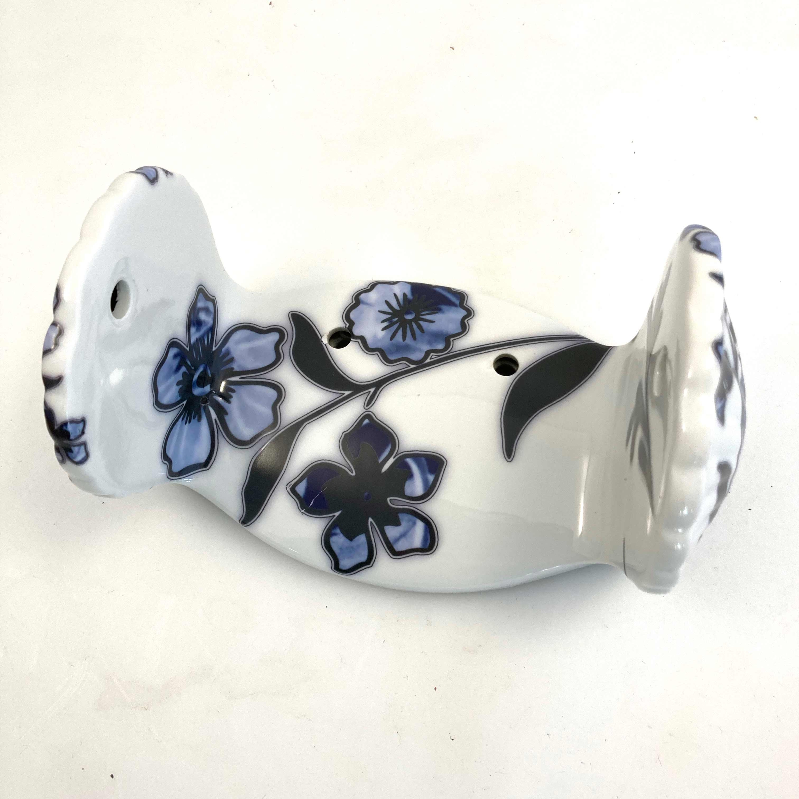 Toiletrolhouder met BLUE flower design van TATTOOtoilet - Esther Derkx