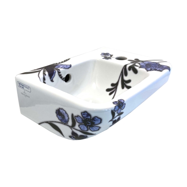 midi toiletfontein met een grote blauwe bloemen van TATTOOtoilet, Esther Derkx