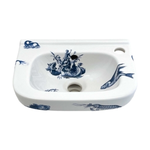 Toiletfontein van Sphinx, voorzien van een design in Delfts blauw tint. Het design bestaat uit etsen van zeedieren die over het oppervlak van het sanitair zijn aangebracht. Door ontwerper Esther Derkx, Tattootoilet