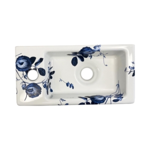 Mini toiletfontein met een Delftsblauw bloemen design van TATTOOtoilet, Esther Derkx